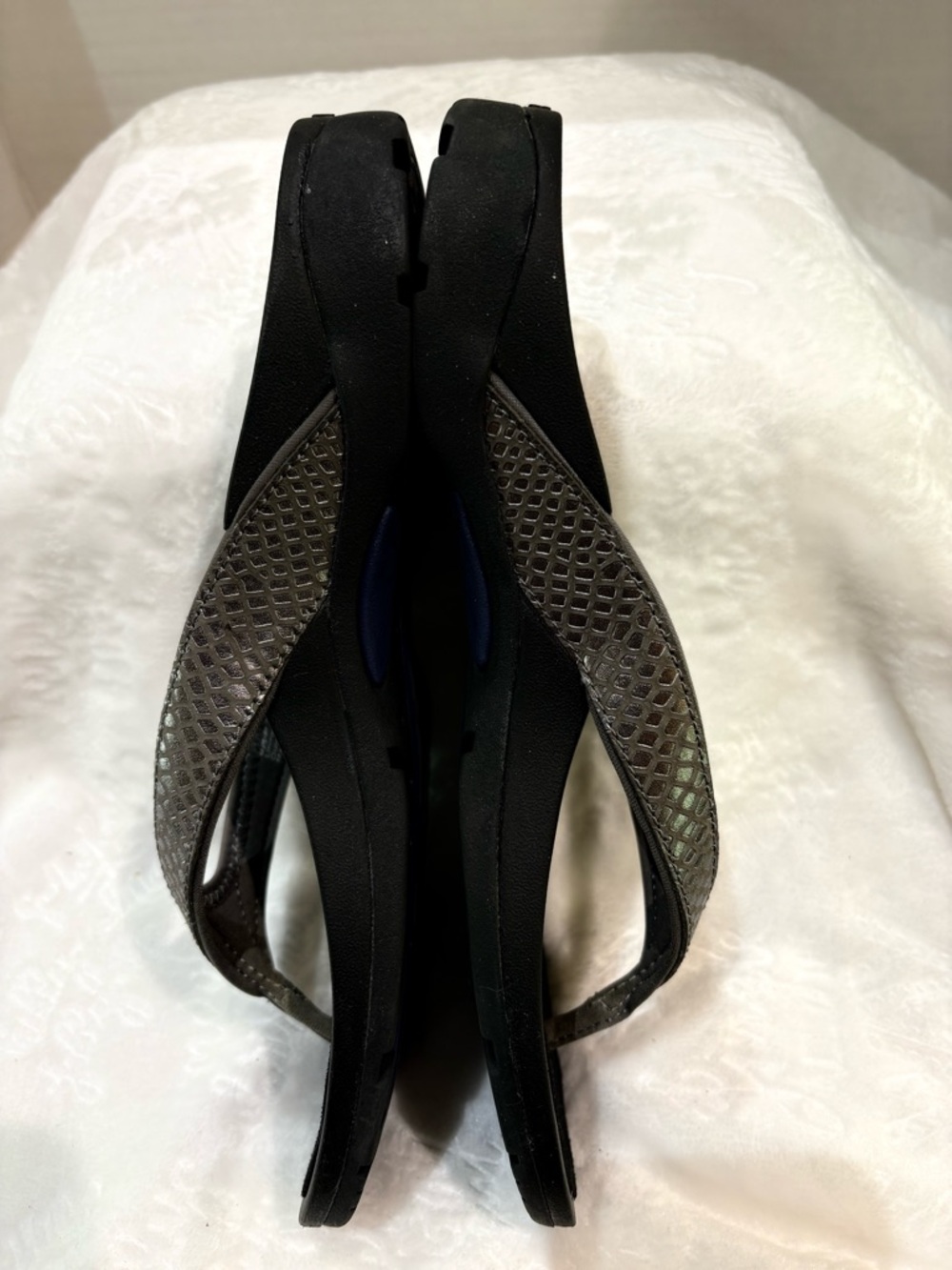 ABEO WOMAN’S PEWTER ALEA B.I.O. SYSTEM THONG SANDALS SIZE 8N
IN BOX - Picture 5 of 14